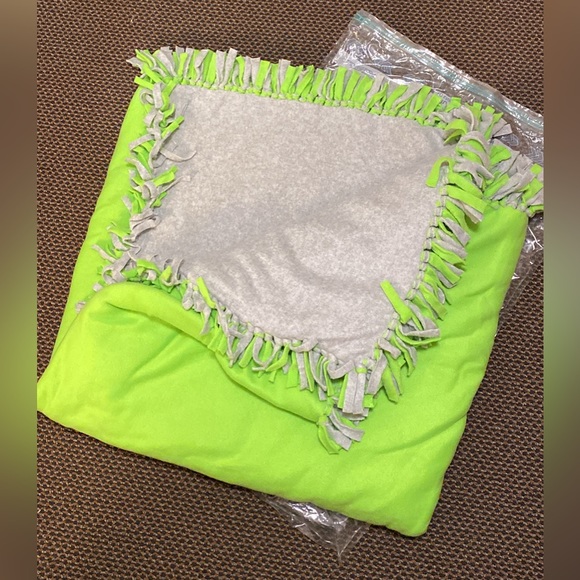 URGENT - Big Green/Grey Very Warm Blanket - Picture 3 of 4